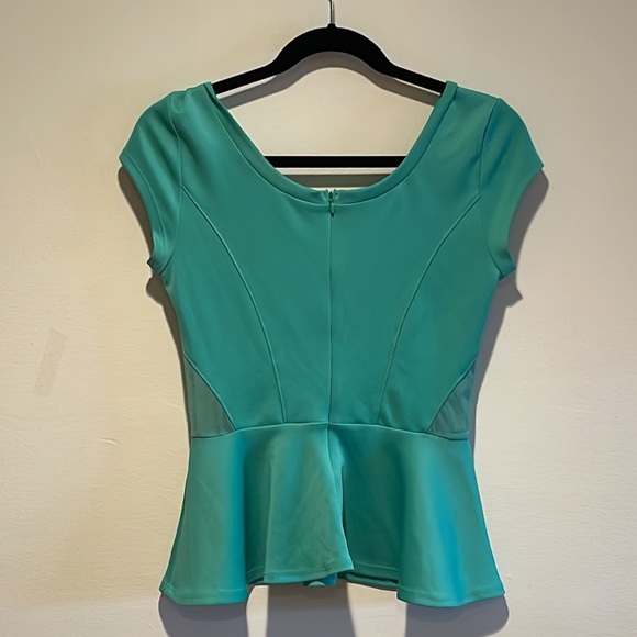 Guess peplum top size medium - Picture 2 of 3
